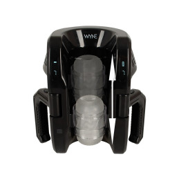 Masturbateur Premium automatique WYNE n°10 posé sur tissu sombre, manchon ouvert et lumière tamisée