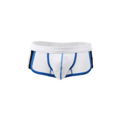 Mini boxer blanc l'atout séduction discret qui se révèle pour un rendez-vous intime.