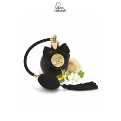 Parfum aphrodisiaque senteur florale, flacon entouré de fleurs de jasmin et de rose