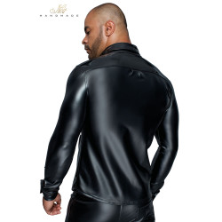 Chemise wetlook et vinyle H064 portée, montrant sa coupe près du corps et sa matière extensible.