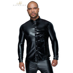 Chemise wetlook et vinyle H064 montrant la ligne de boutons-pression qui la ferme sur le devant.