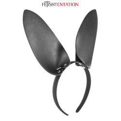 Oreilles de lapin en simili cuir Fetish Tentation, gros plan sur une oreille et ses rivets.