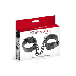Menottes simili cuir ajustables Fetish Tentation, portées comme des bracelets, chaîne retirée.