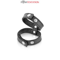 Double cockring simili cuir Fetish Tentation, l'accessoire à double anneau posé à plat.