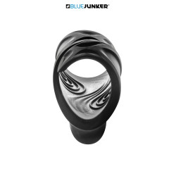 Masturbateur Blue Junker vibrant automatique avec stries, gros plan sur les stries à l'intérieur de l'anneau.