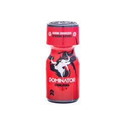 Poppers Red Dominator 10ml, gros plan sur l'étiquette rouge et noire du flacon.