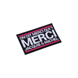 Ecusson rectangle Jacquie et Michel Vue rapprochée de la broderie et de ses couleurs.