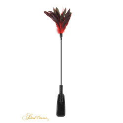 Tapette à plumes rouges et noires Sweet caress,avec plumes rouges et noires, manche fin et semi-rigide pour jeux sensuels.
