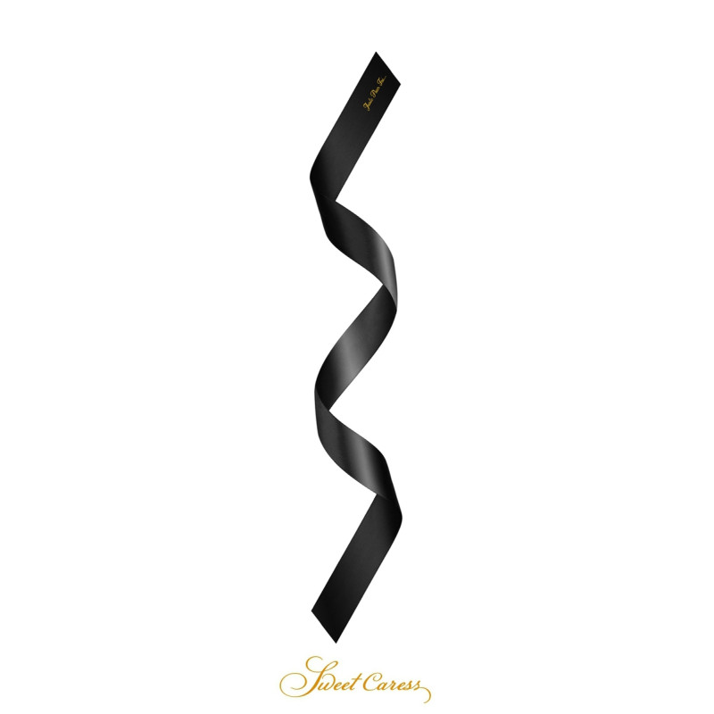 Bandeau BDSM satin noir Sweet Caress, longueur 1,20 m, inscription dorée « juste pour toi »