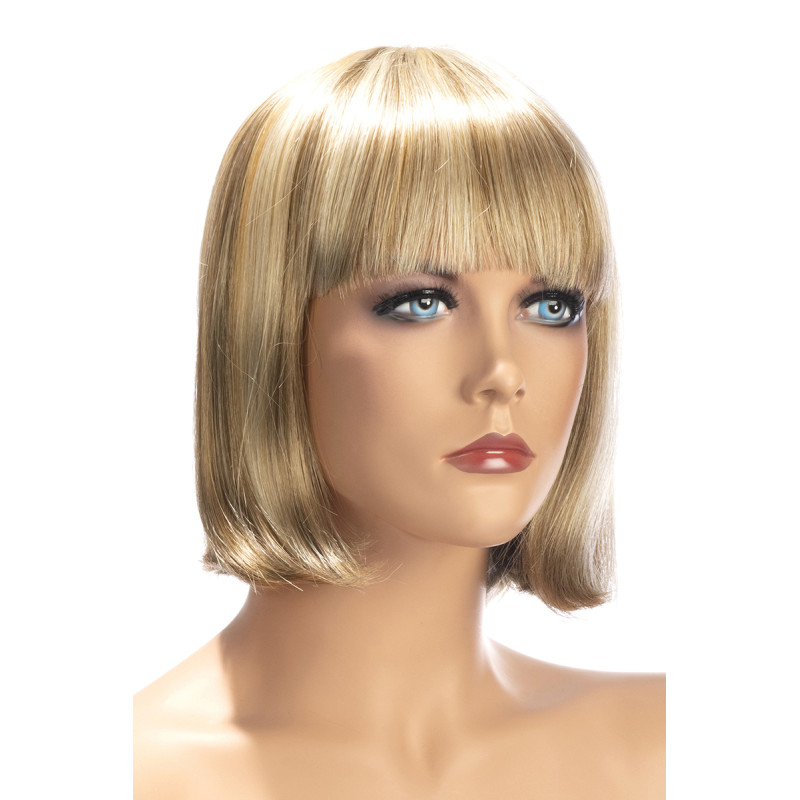 Perruque Sophie blonde avec mèche coupe élégante et coiffure raffinée